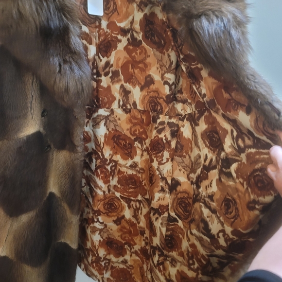 Genuine Fur coat. - Picture 8 of 16